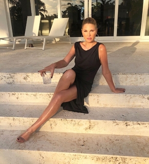 Daisy Fuentes feet photo thumbnail
