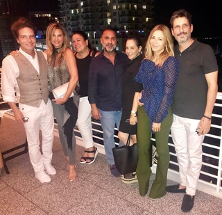 Daisy Fuentes feet photo thumbnail