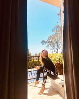 Daisy Fuentes feet photo thumbnail
