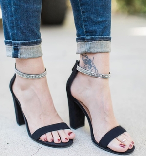 Daisy Fuentes feet photo thumbnail