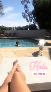 Daisy Fuentes feet photo thumbnail