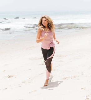 Daisy Fuentes feet photo thumbnail