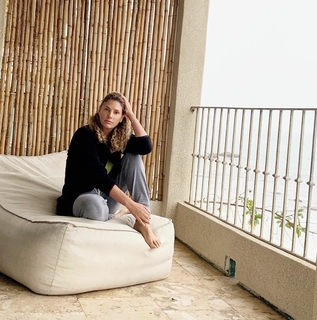 Daisy Fuentes feet photo thumbnail