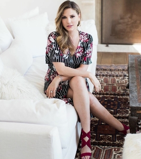Daisy Fuentes feet photo thumbnail