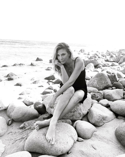 Daisy Fuentes feet photo thumbnail