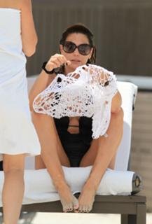 Daisy Fuentes feet photo thumbnail