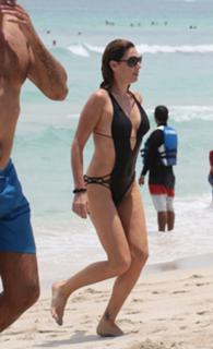 Daisy Fuentes feet photo thumbnail