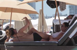 Daisy Fuentes feet photo thumbnail