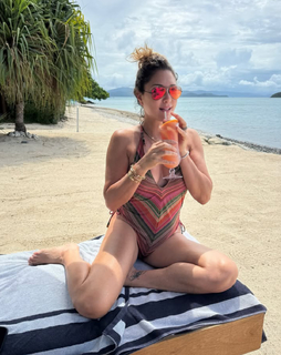 Daisy Fuentes feet photo thumbnail