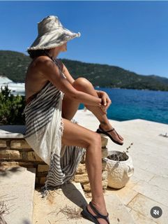 Daisy Fuentes feet photo thumbnail