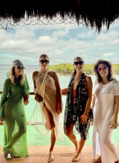 Daisy Fuentes feet photo thumbnail