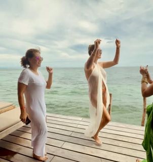 Daisy Fuentes feet photo thumbnail