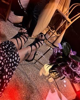 Daisy Fuentes feet photo thumbnail