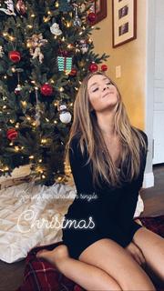 Daisy Keech feet photo thumbnail