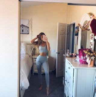 Daisy Keech feet photo thumbnail