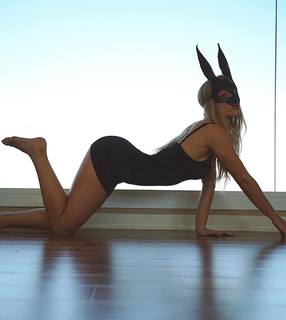 Daisy Keech feet photo thumbnail