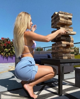 Daisy Keech feet photo thumbnail