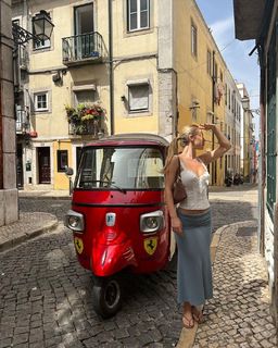 Daisy Keech feet photo thumbnail