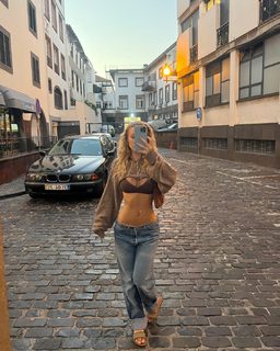 Daisy Keech feet photo thumbnail