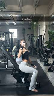 Daisy Keech feet photo thumbnail