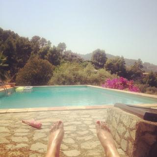 Daisy Lowe feet photo thumbnail