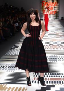 Daisy Lowe feet photo thumbnail