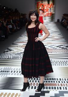 Daisy Lowe feet photo thumbnail