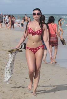 Daisy Lowe feet photo thumbnail