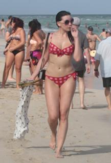 Daisy Lowe feet photo thumbnail