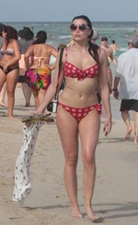 Daisy Lowe feet photo thumbnail