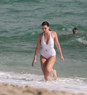 Daisy Lowe feet photo thumbnail