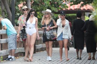 Daisy Lowe feet photo thumbnail