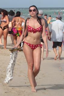 Daisy Lowe feet photo thumbnail