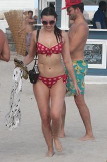 Daisy Lowe feet photo thumbnail