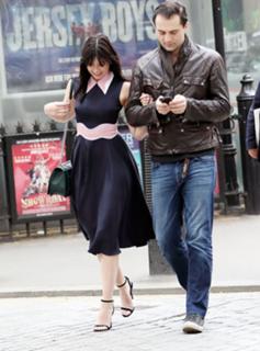 Daisy Lowe feet photo thumbnail