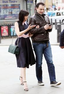 Daisy Lowe feet photo thumbnail