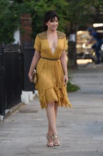 Daisy Lowe feet photo thumbnail