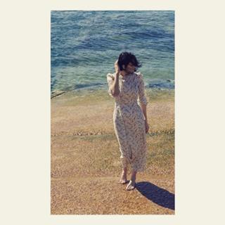 Daisy Lowe feet photo thumbnail