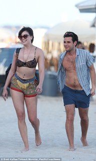 Daisy Lowe feet photo thumbnail