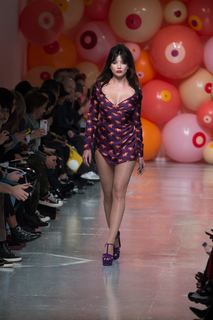 Daisy Lowe feet photo thumbnail