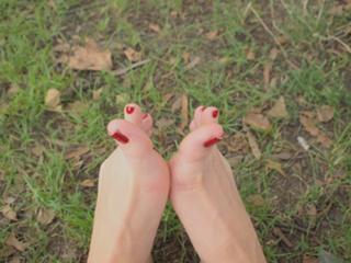 Daisy Lowe feet photo thumbnail