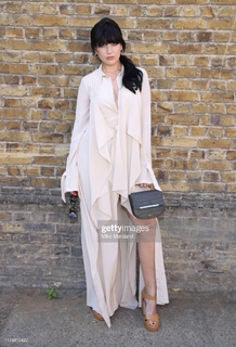Daisy Lowe feet photo thumbnail