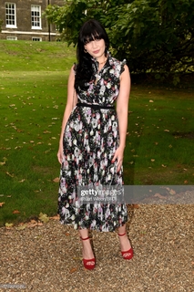 Daisy Lowe feet photo thumbnail