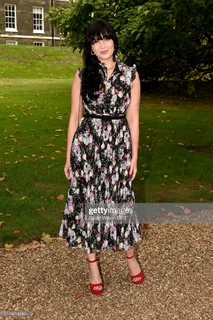 Daisy Lowe feet photo thumbnail