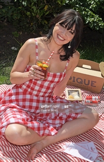 Daisy Lowe feet photo thumbnail