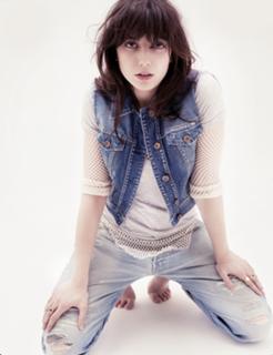 Daisy Lowe feet photo thumbnail