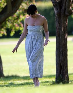 Daisy Lowe feet photo thumbnail