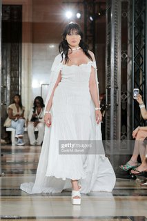 Daisy Lowe feet photo thumbnail