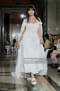 Daisy Lowe feet photo thumbnail