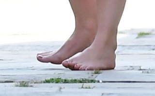 Daisy Lowe feet photo thumbnail